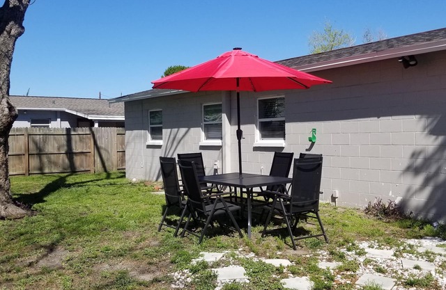 ✈5 Min to TPA ★Charming Home ★Netflix ✔Long Stays