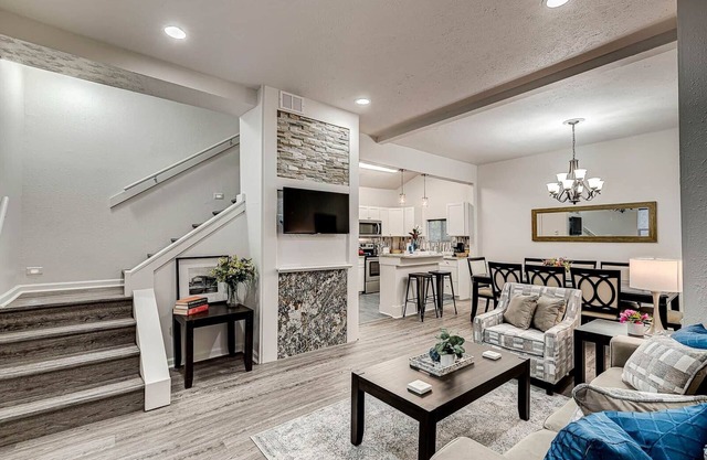 5 min walk to LucasOil, Gainsbridge, Downtown Shopping