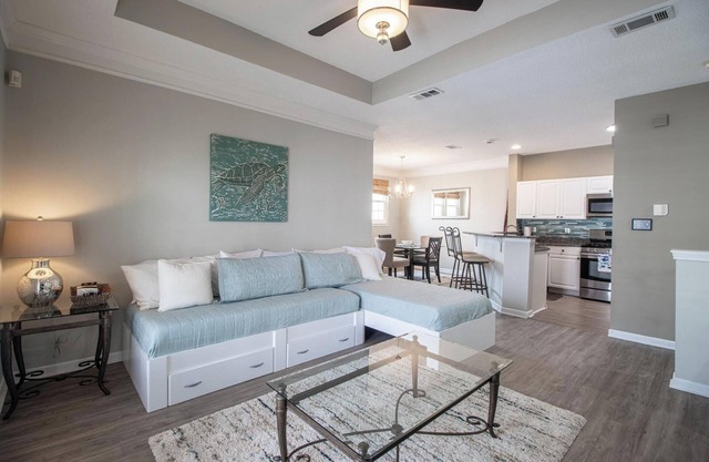 5 min walk to the beach! In this 945 sq feet 1bed, 1bed Condo!nn