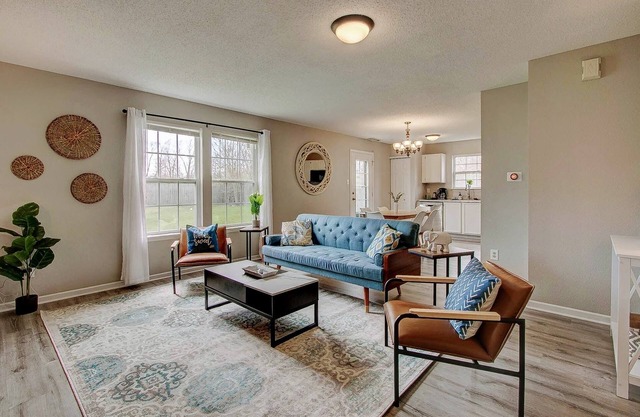 5 Mins to Ruoff! Dog Friendly! Large back yard!