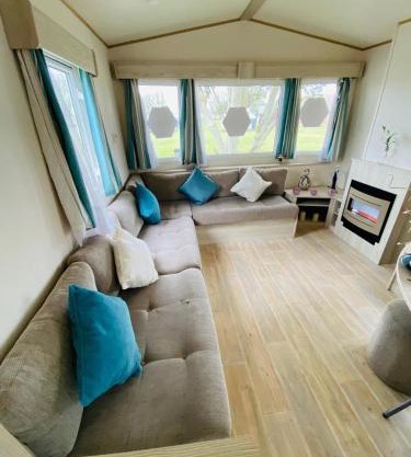 5 mins walk to beach. 3 bedroom caravan. Sleeps 8