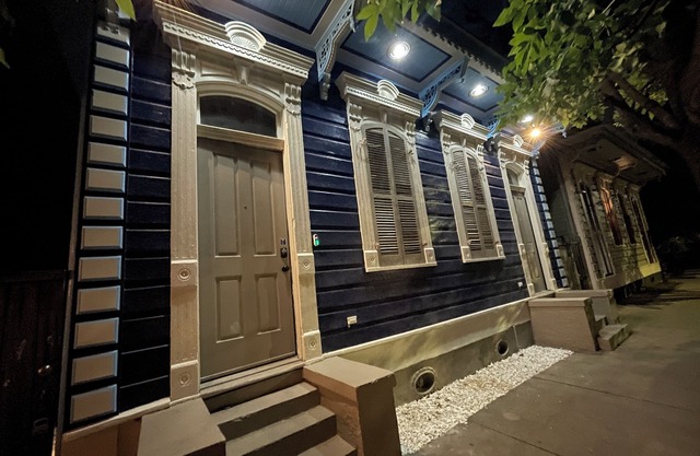 5 minute walk to French Quarter & Frenchman Street.