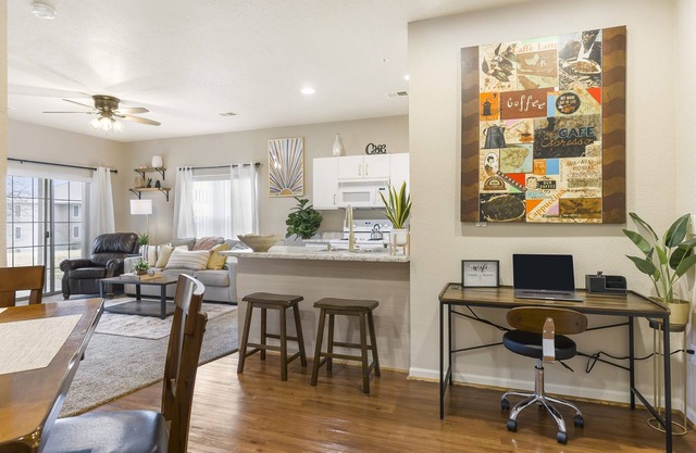 5 Minutes from Landing! 2 Bedroom 2 Bath w/Jacuzzi - Sleeps 6