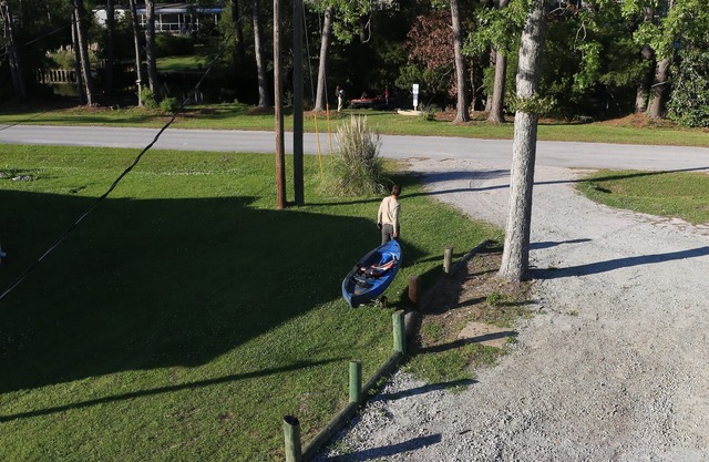 5 minutes from the beach! Water access with kayaks and launch from house!