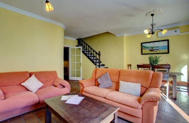 5 minutes from the New Bridge! Roundhouse ideal for group-family garage free