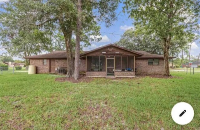 5 minutes from the Jacksonville airport and 10 minutes from the zoo.