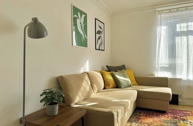 5 minutes to Canning Town Station. Your Cosy Get-away