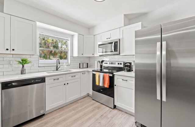 5 minutes to Florida State Fairgrounds, Spacious home with game room and patio