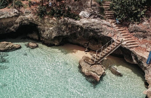 5 minutes to the Town. nRestaurant, Grocery store, Banks. much more !