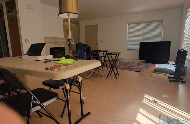 5 minutes to the Magic Mountain theme park! The whole family-sized townhouse.
