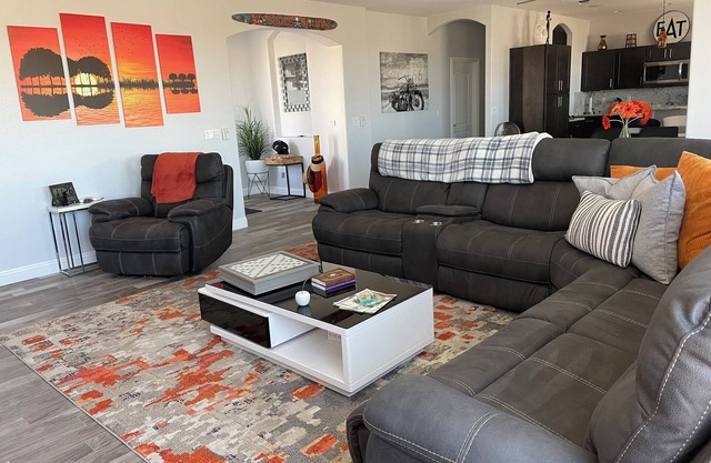 5 minutes to the lake, river or casinos! Beautiful view