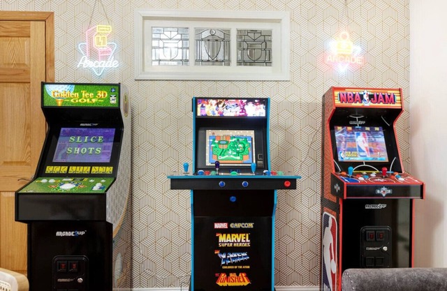 5 Minutes to Wrigley and Beach - Games and Arcades - Garage - Sleeps 10