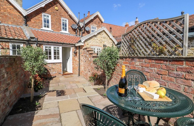 5 POND VIEW COTTAGES, pet friendly, with a garden in South Cave