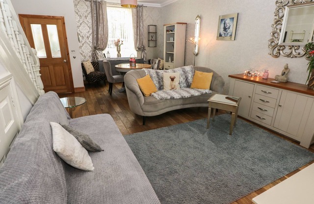 5 PONTARDULAIS ROAD, pet friendly, with hot tub in Llangennech