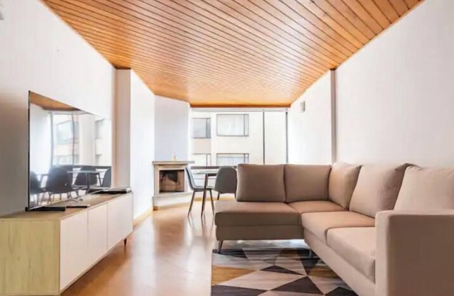 5 Spacious & Bright ~ Getaway ~ Queen Bed ~ Pkg! , Peacefull and Secure Location