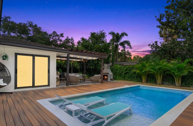 5 Star Luxury Getaway Heated Pool & Outdoor Fireplace