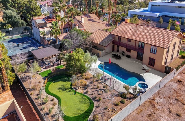 5-STARS 6BR 3.5 BTH BIG YARD Pool & hot tub