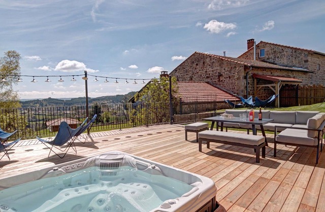 5-suite luxury cottage with spa, near hiking trails