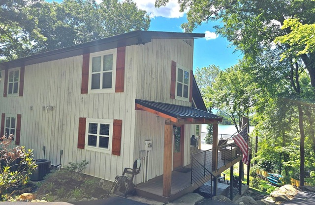 50% OFF Book by 10/31 Luxury, Lakefront, Firepit, Hot Tub- Lone Oak Lakehouse