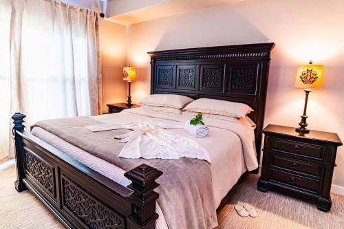 5208-LP King Suite with Kitchenette & Pool views