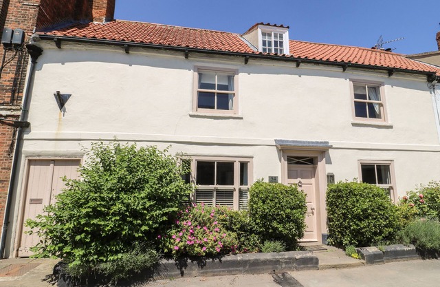 54 BRIDGE STREET, character holiday cottage, with open fire in Brigg