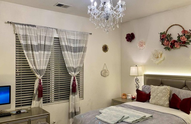 585 Abby room 3 charming,spacious,cozy quite peaceful