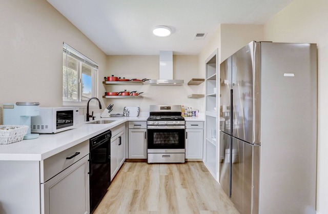 5B3B | Convenient Location | Backyard BBQ | Workstation | RV Parking | SmokeFree