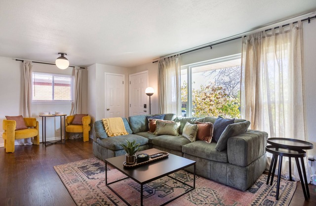 5BD Near Downtown - Movie Theater & BBQ Backyard