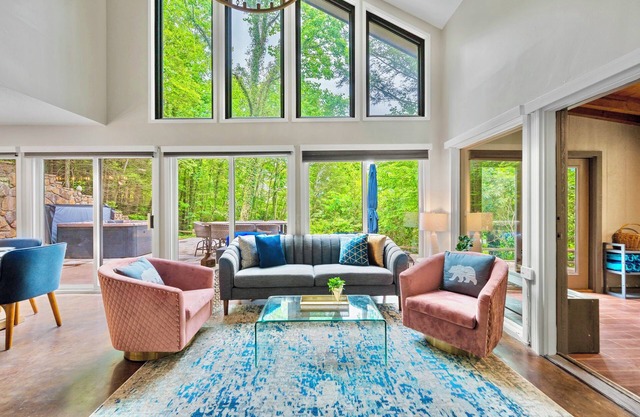 5bedrm, Hottub, Sauna, Game Rm, Office, Heated Pools, Pickleball!