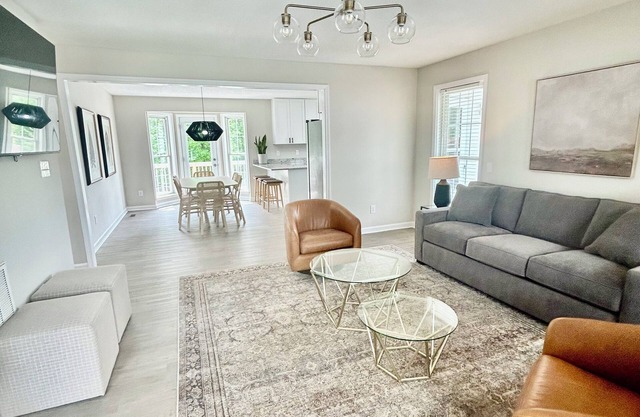 5BR/3BA Sleeps 12 NEW kitchen, bathrooms, mattresses, linens, furniture, firepit