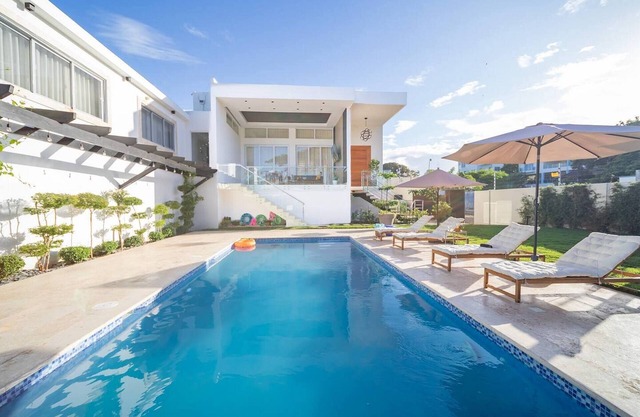 5BR/4.5BA Villa: Private Pool, Short Walk to Beaches/Bars/Shops