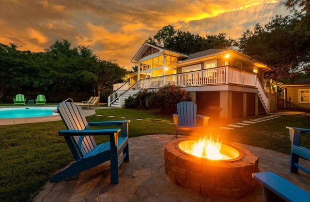 5br/4bath | POOL-Firepit-Porch-Outdoor Hot Shower | OneLevel Lush Tropical Oasis