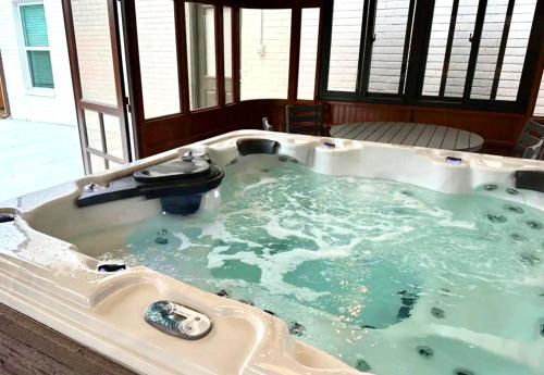 5br Ensuite Baths Hot Tub Near Lake Hefner #co