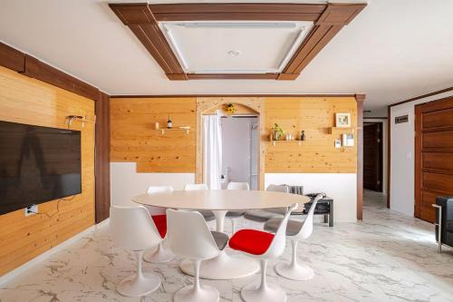 5BR Family House, Myeongdong 7 minutes, Gwanghwamun 10 minutes, Namsan view, Patio