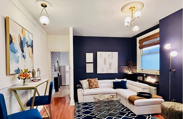 5BR Hollywood-Glam-Themed Historic Home + Sauna, Sleeps 12