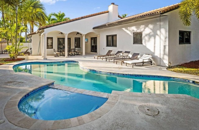 5BR Oasis w/Pool & 1 Acre of Land w/BBALL&Soccer