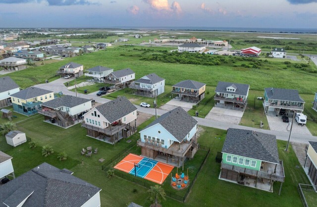 5BR Pickleball & Escape Room Near the Beach