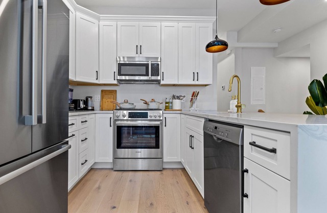 5BR3B Lux Home Walk to Subway Near Downtown