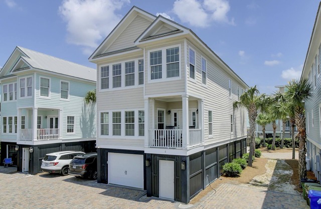 6 10th Avenue by AvantStay | Steps to the Beach | Pool | 2691 sqft