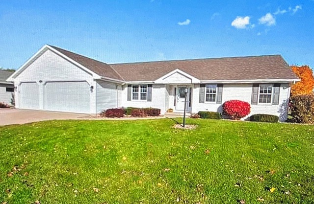 6.5 miles from Lambeau Field! 3 bedrooms with 3.5 bath.