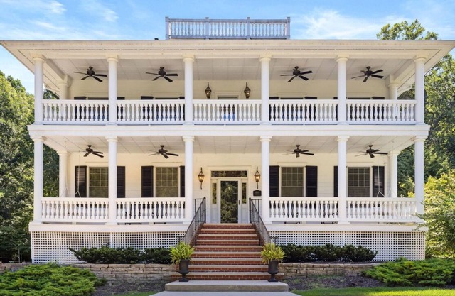 6 bdrm, 5.5 ba, heated pool, hot tub, fire pit and putting green