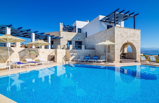 6-bdrm Deluxe Villa with PRVT heated Pool & stunning Views