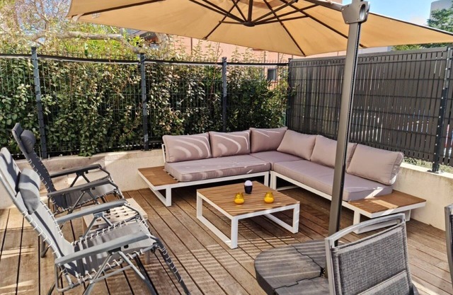 6-bed apartment, 60m² terrace, 2-minute walk to shops and beach (+/- 150m)