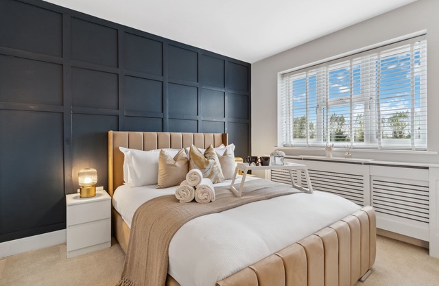 6-Bed House With Sauna, Jacuzzi & Private Driveway