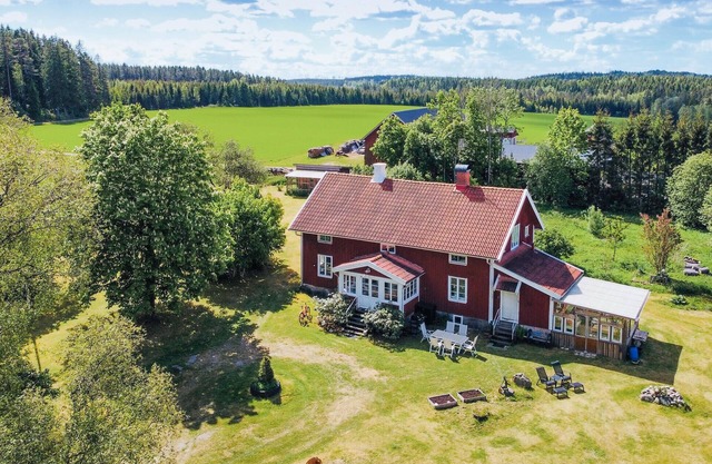 6 bedroom cozy home in Högsäter