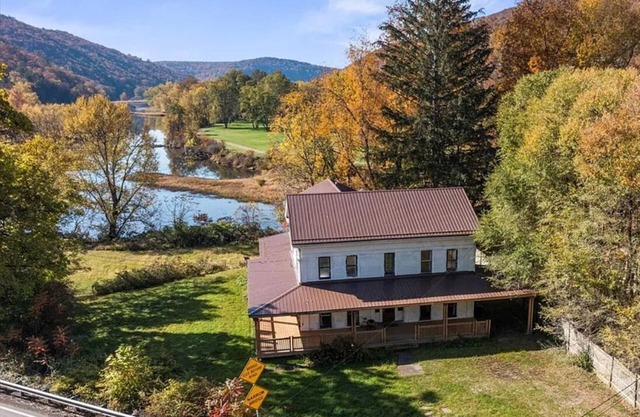 6 Bedroom Historic Waterfront Gem in Tionesta. Hunter’s Haven, Couples Retreat