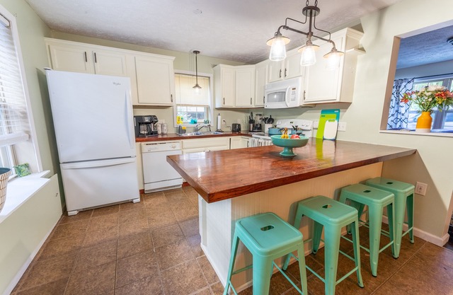 6 Bedroom House + Private Suite, 2 Minutes From Lake With All Amenities