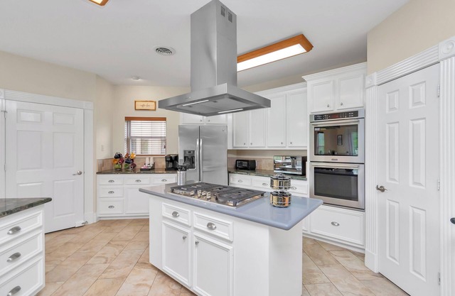 6-Bedroom Lakeside Escape: 25 Min to Downtown LS
