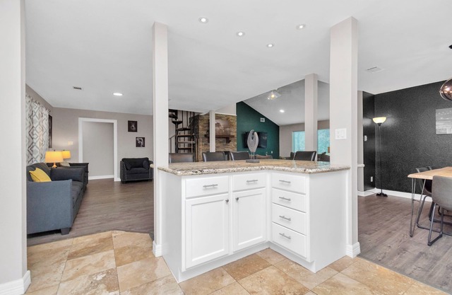 6-Bedroom Retreat, Pool & Spa: 25 Min Downtown GB