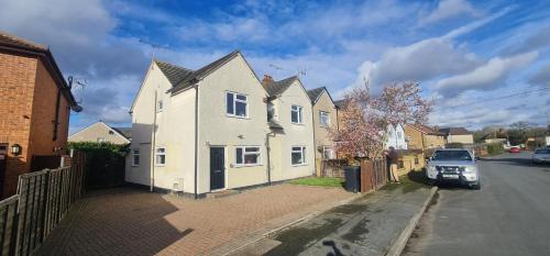 6 Bedroom Spacious villa, Free Parking